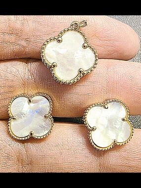 💛18k Mother of Pearl Clover Pendant and Earring Set